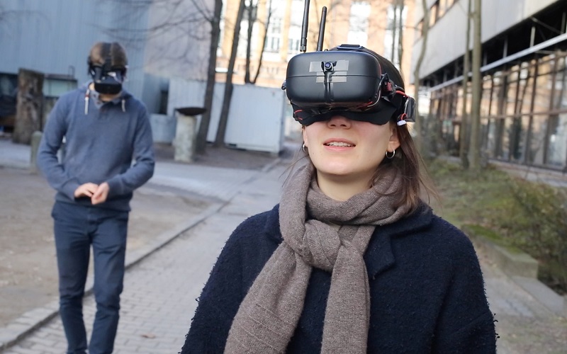 zwei Menschen tragen Virtual Reality Brille digitales Kunstwerk SWAPPED REALITY von Johannes Jakobi