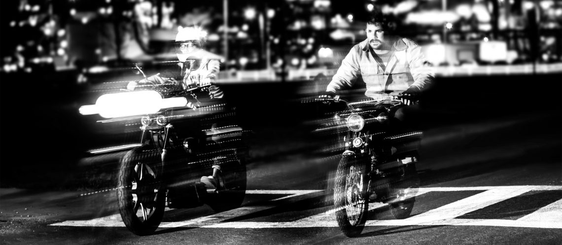 Auf der Straße fahrende Moped- und Motorradfahrer, die beschleunigen