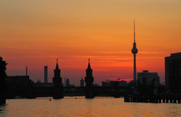 Berlin Oberbaumbrücke, Spree und Fernsehturm bei Abenddämmerung