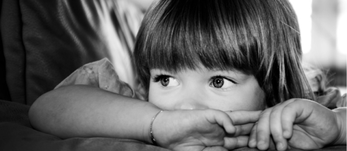 schwarz-weiß Fototgrafie von einem Mädchen