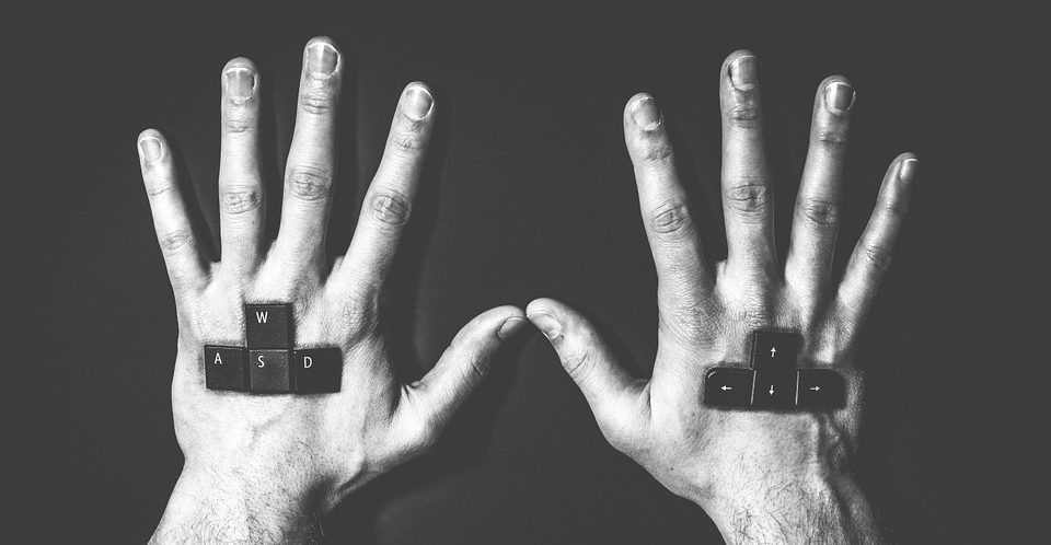 schwarz-weiß Tastaturtasten eingewachsen in Hände auf Handrücken