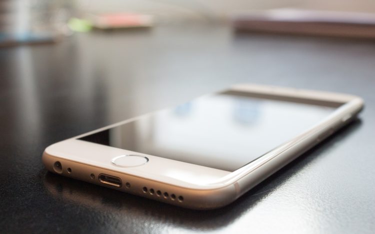 Smartphone mit spiegelndem Display