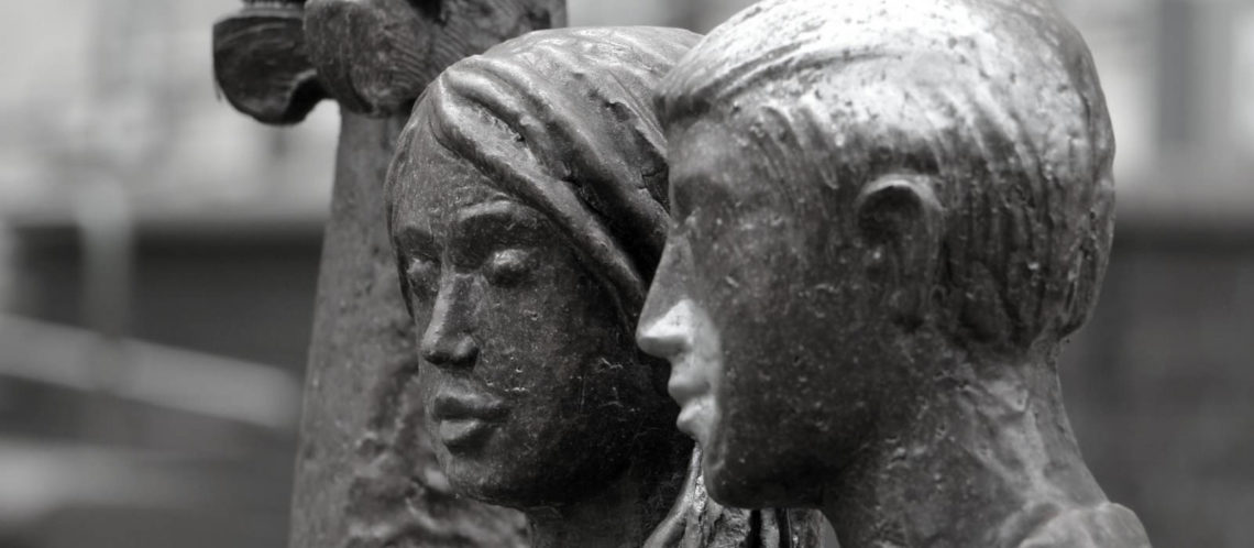Statue: Mann und Frau aus Stein