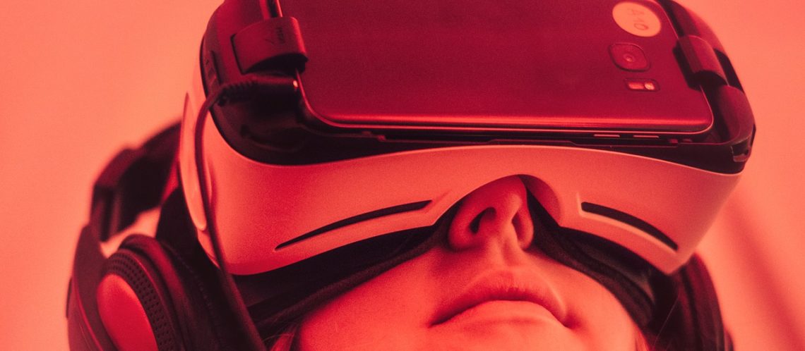 rot eingefärbt: Mädchen schaut mit Virtual Reality Brille nach oben