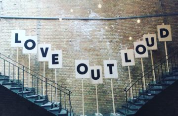 Love out loud Buchstaben auf Papier aufgestellt auf zwei Treppen
