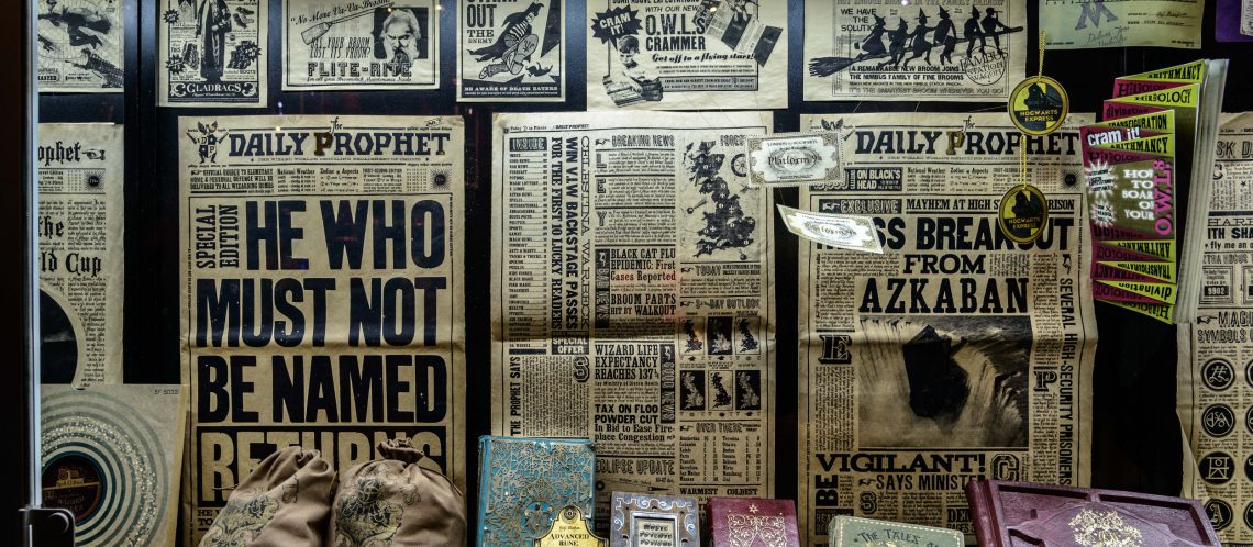 Schaufenster aus Harry Potter mit Daily Prophet Zeitungen und Bildern die sich bewegen