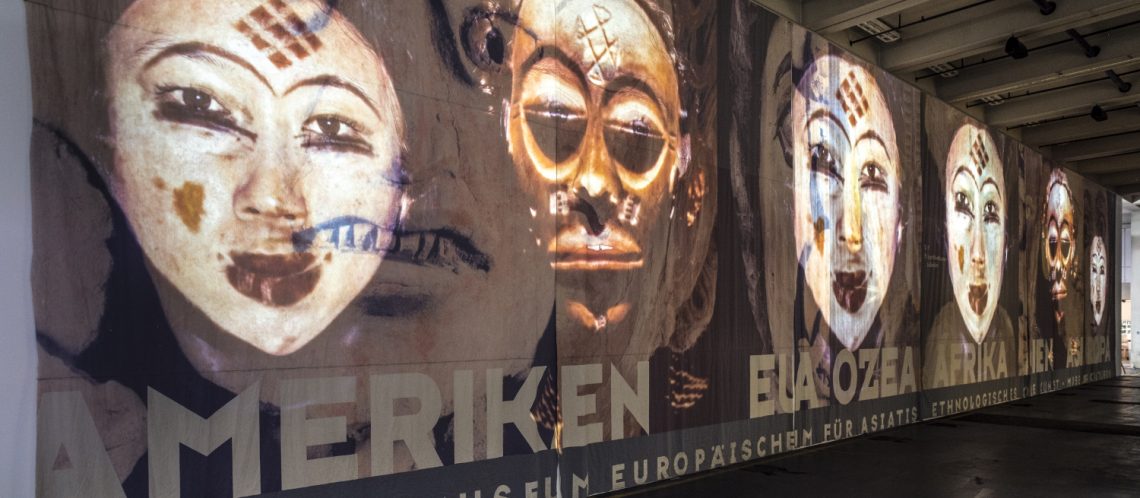 Kunstwerk auf der documenta in Kassel Videoprojektion auf großer Leinwand