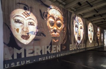 Kunstwerk auf der documenta in Kassel Videoprojektion auf großer Leinwand