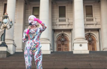 Pussy Riot Anhänger vor Gerichtsgebäude in bunte Kleidung verhüllt; Bild zum Artikel über immersives Theater - die Geschichte der Band