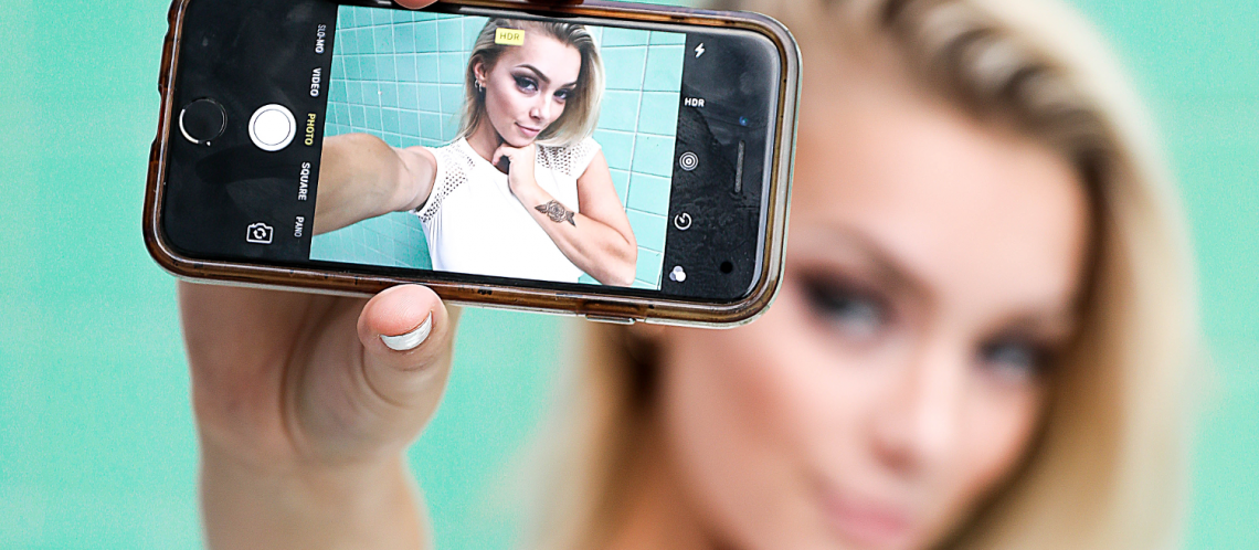 Frau schießt Selfie von sich. Regelungen auf der documenta