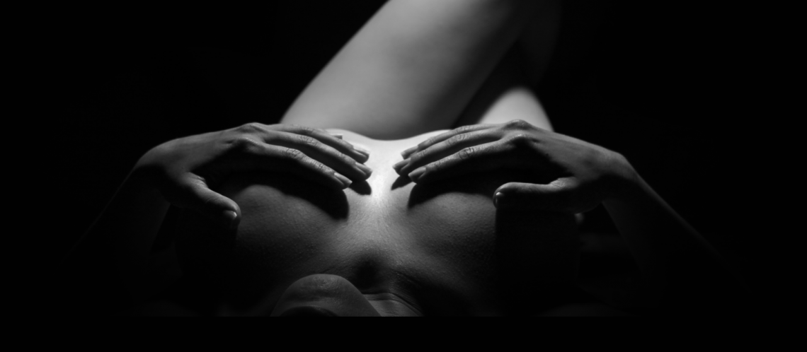 Free the nipples: Eine liegende weibliche Silhouette, die sich die Hände vor die Brust hält