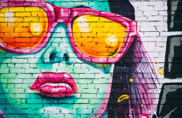 Graffiti zeigt Frau mit Sonnenbrille