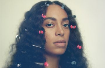 Solange Knowles Porträt mit Haarklammern zum Artikel Die digitale Leinwand von Solange Knowles