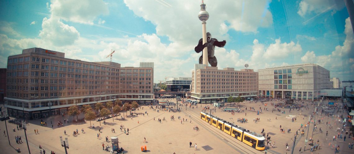 Collage King Kong am Fernsehturm/Alexanderplatz zum Artikel: Superhelden machen Berlin unsicher: Die Berlininja Fotomontagen