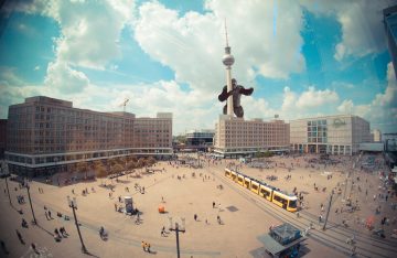 Collage King Kong am Fernsehturm/Alexanderplatz zum Artikel: Superhelden machen Berlin unsicher: Die Berlininja Fotomontagen