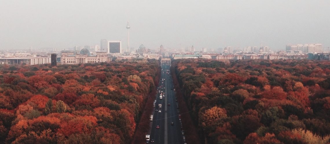 Vogelperspektive auf Berlin im Herbst, Straße des 17. Juni; zum Artikel Top 10 Berlin Events im Oktober