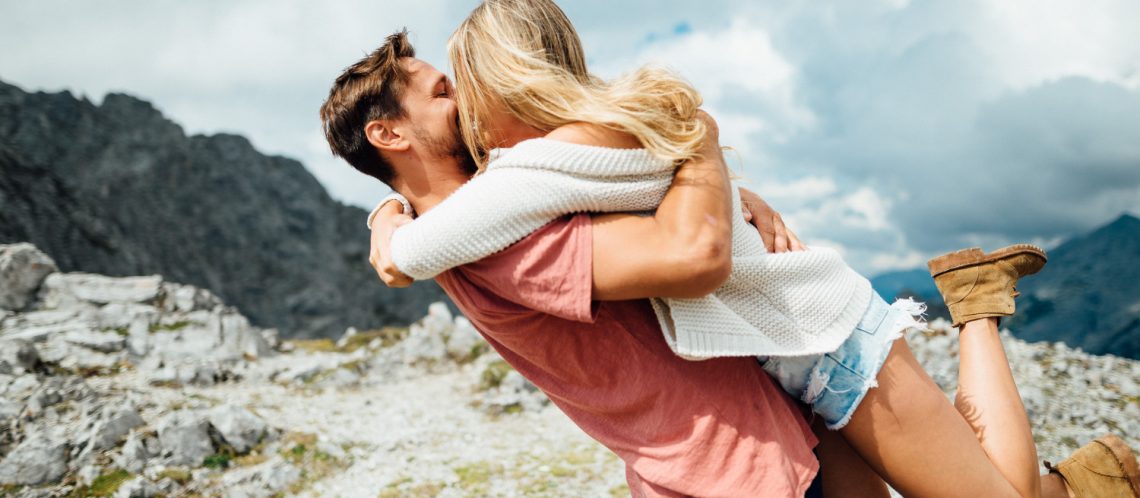 Pärchen umarmt sich auf Berg zum Artikelthema neue Dating-Apps