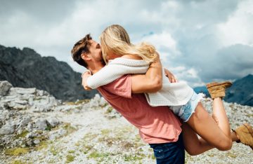 Pärchen umarmt sich auf Berg zum Artikelthema neue Dating-Apps