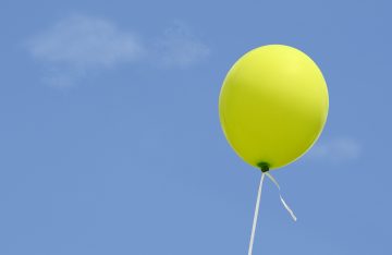 blauer Himmel Wolken grüner Luftballon zu dem Artikelthema Digitale Kunst: Nois7 lässt Elefanten fliegen