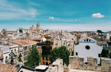 Altstadt blauer Himmel weiße Wolken zum Artikelthema Tarragona: Streetart in der Altstadt