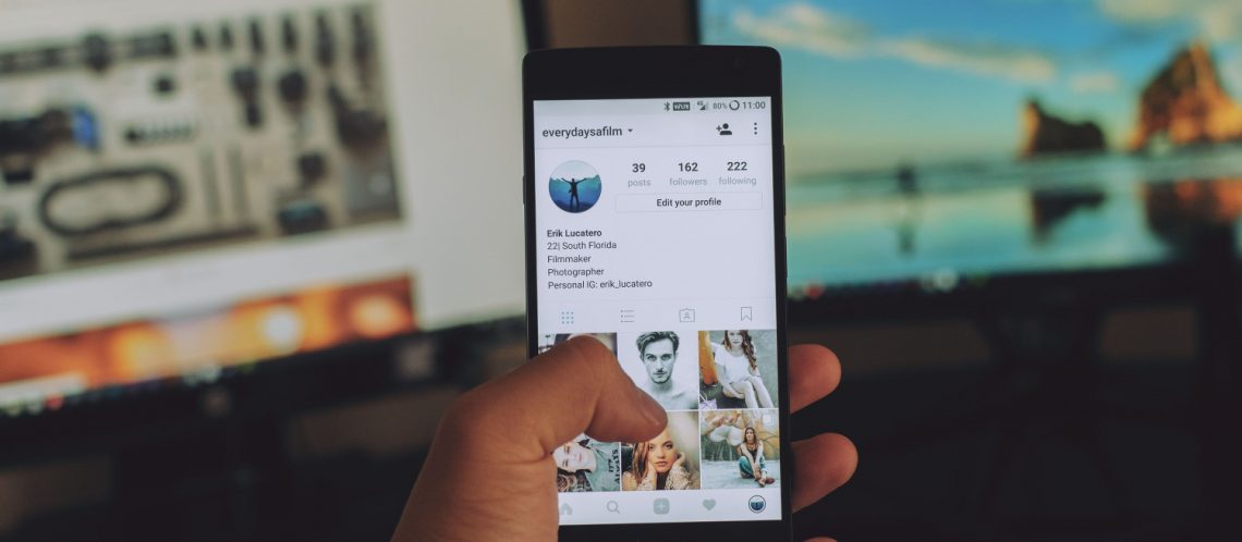 Smartphone mit Instagram und Bildschirmen