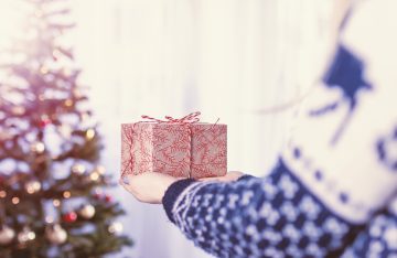 Weihnachtsbaum Geschenk Arm zu dem Artikelthema Ziegen, Socken und Mitmachbücher: Kreative Ideen für Weihnachtsgeschenke