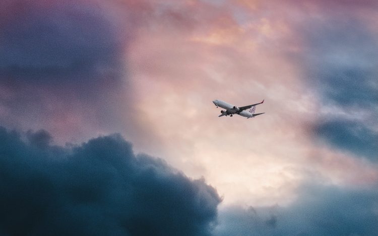 Flugzeug am Himmel zum Artikel-Thema: Twitter News: Pilot zeichnet Tannenbaum über Deutschland