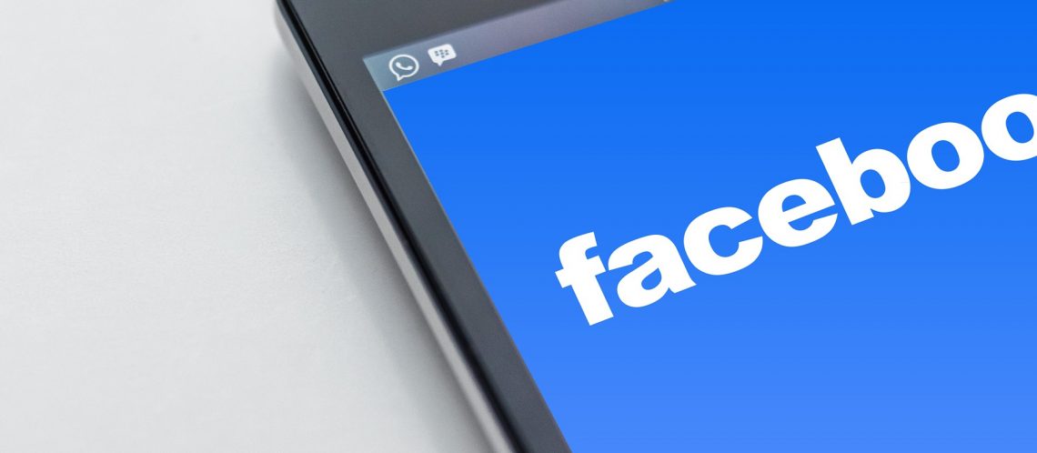 Handy Facebook weißer Hintergrund zum Artikelthema Facebook News: Mark Zuckerberg setzt auf soziale Kontakte