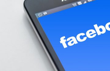 Handy Facebook weißer Hintergrund zum Artikelthema Facebook News: Mark Zuckerberg setzt auf soziale Kontakte