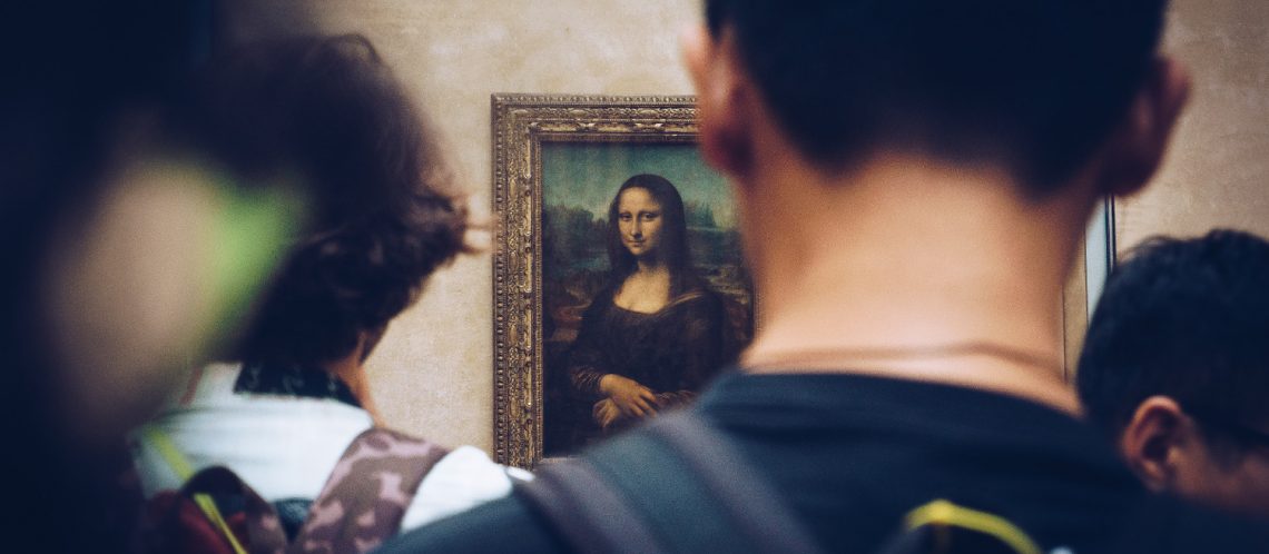 Menschen vor Mona Lisa-Gemälde zum Thema: Bilder allein zuhaus: Animierte Gemälde