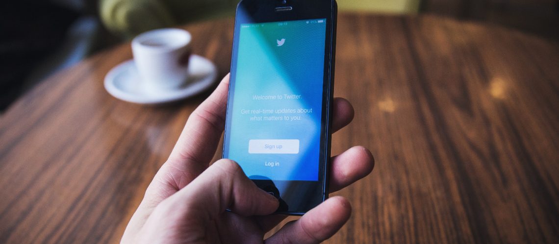 Twiiter auf dem Smartphone: zum Thema: Vorsätze für 2018: Kreative & lustige Tweets im Netz