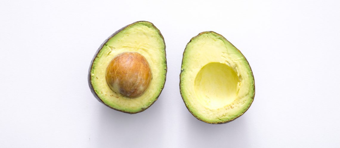 weißer Hintergrund grüne Avocado zum Artikelthema Instagram Trend: Verlobung? Nicht ohne meine Avocado!