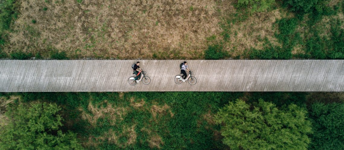 Wiese Fahrradweg zwei Fahrräder zum Artikelthema Hochschulwettbewerb: Wie E-Bikes in die Großstadt integrieren werden können