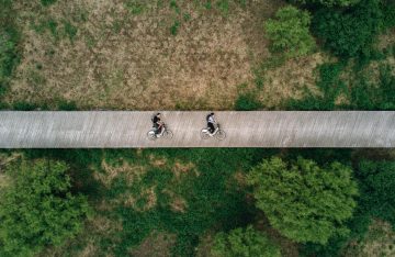Wiese Fahrradweg zwei Fahrräder zum Artikelthema Hochschulwettbewerb: Wie E-Bikes in die Großstadt integrieren werden können