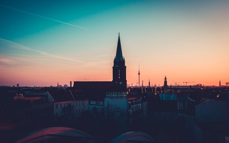 Stadt Turm Sonnenuntergang zum Artikelthema Februar: Top 10 Events in Berlin