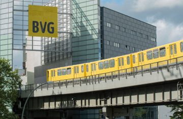 BVG-Gebäude gelbe Straßenbahn zum Artikelthema Verkehrswende: BVG bestellt Elektrobusse in Milliardenhöhe