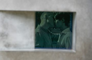 Video zwei sich küssende Männer zum Artikelthema: Homosexuellen-Denkmal Berlin: Neuer Kurzfilm löst Videoloop ab