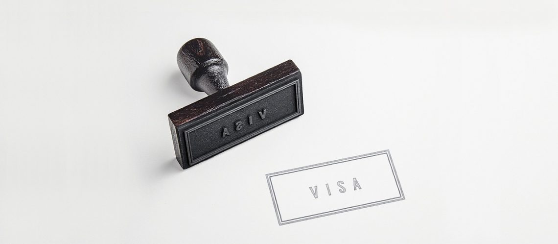 schwarzer Visa-Stempel weißer Hintergrund zum Artikelthema Visumfrei Reisen: Mit dem deutschen Reisepass einmal um die Welt