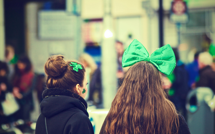 Mädchen mit grünen Accessoirces zum Artikel-Thema: Top 10 Berlin Events im März