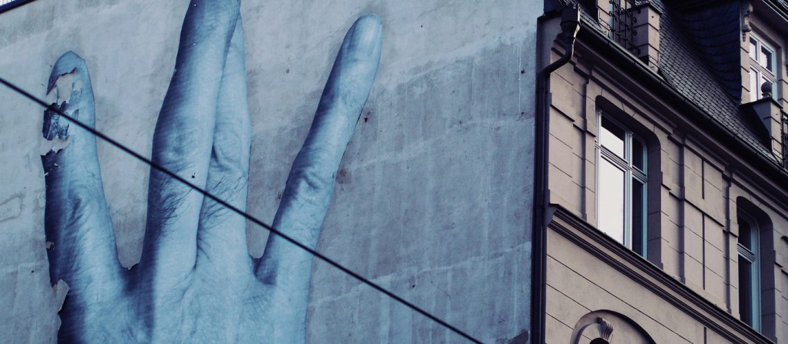 Wandbild an Hauswand zum Artikel: Nackenstarre garantiert: Das Berlin Mural Fest