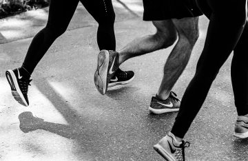 Mehrere Personen laufen, joggen mit Nike-Schuhen, Bild zum Artikel Stark im Park