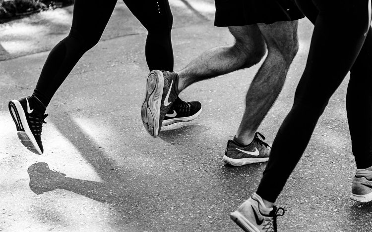 Mehrere Personen laufen, joggen mit Nike-Schuhen, Bild zum Artikel Stark im Park