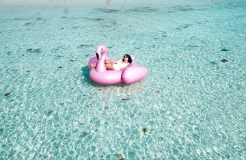 Flamingo-Schwimmreifen im Pool mit Frau zum Thema Top 5 Tipps Berlin
