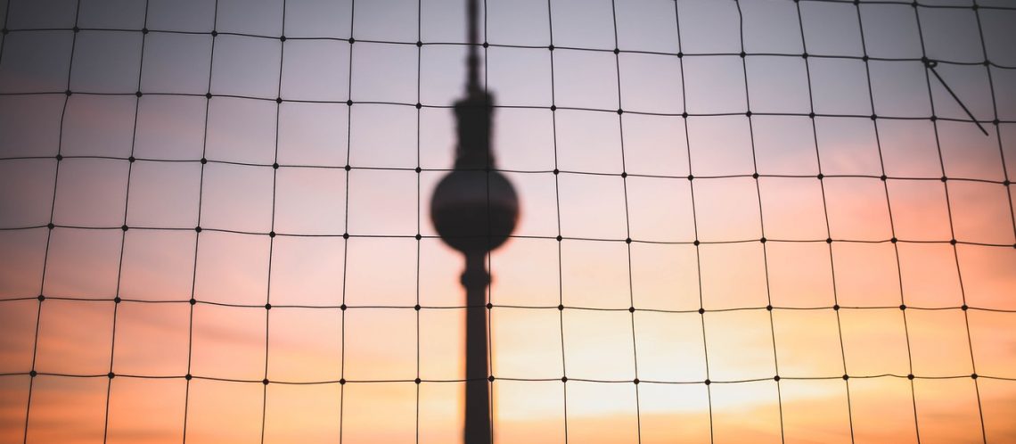 Fernsehturm Abendsonne Netz zum Thema Berlin mal anders