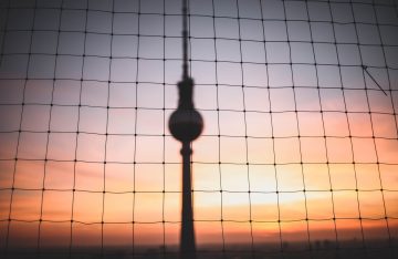 Fernsehturm Abendsonne Netz zum Thema Berlin mal anders