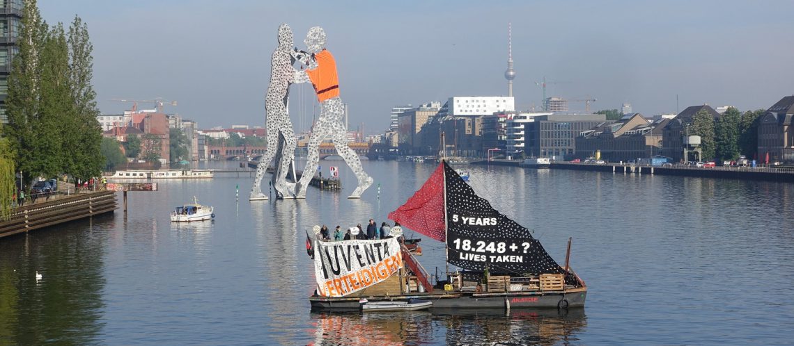 Politische Kunstaktion in Berlin: Molecule man mit Weste